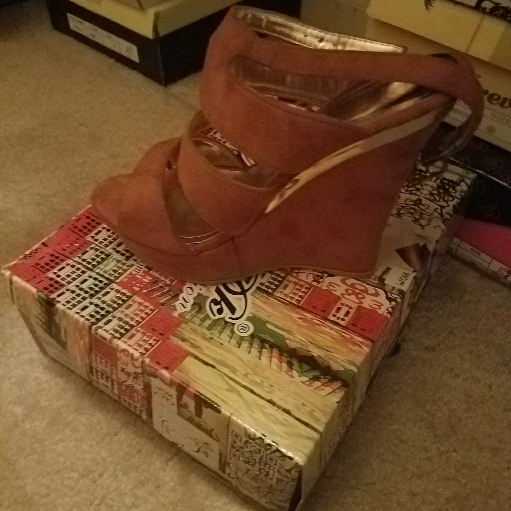 Shoes - Picture 4 of 8